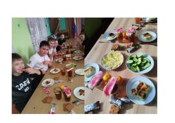 Четверг. "Неделя витаминизации" На завтрак детям дополнительно добавили: Огурец св, Перец сл, Сырок творожный , Лимон, Печенье злаковое с кунжутом